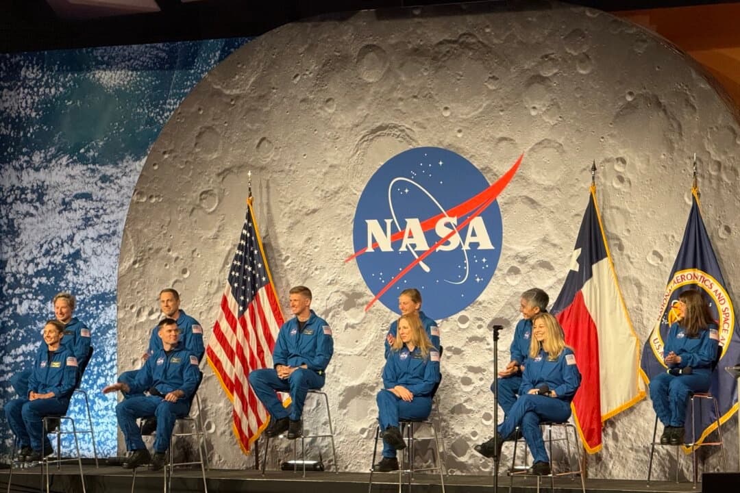 La 24.ª promoción de candidatos a astronautas de la NASA saluda al público por primera vez en el Centro Espacial Johnson de Houston, Texas, el 22 de septiembre de 2025. (T.J. Muscaro/The Epoch Times).