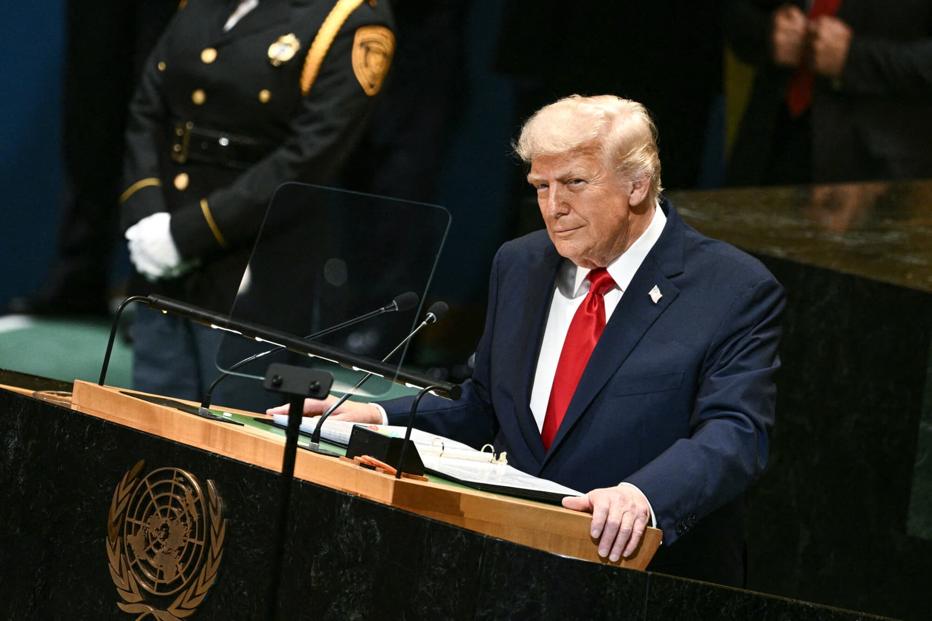 El presidente Donald Trump pronuncia un discurso ante la Asamblea General de las Naciones Unidas en la sede de la ONU en la ciudad de Nueva York el 23 de septiembre de 2025. (Brendan Smialowski/AFP vía Getty Images)
