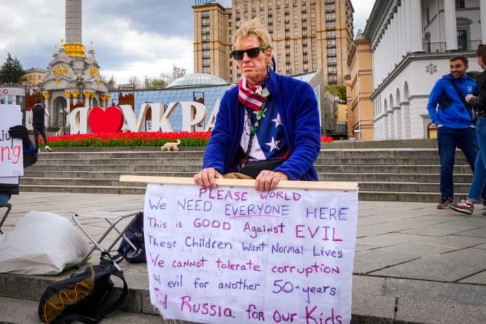 Ryan Routh participa en una manifestación en el centro de Kiev, Ucrania, el 30 de abril de 2022. (Efrem Lukatsky/ AP Photo)