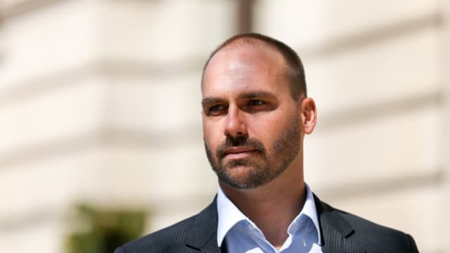 Acusan de coacción a hijo de Bolsonaro en Brasil