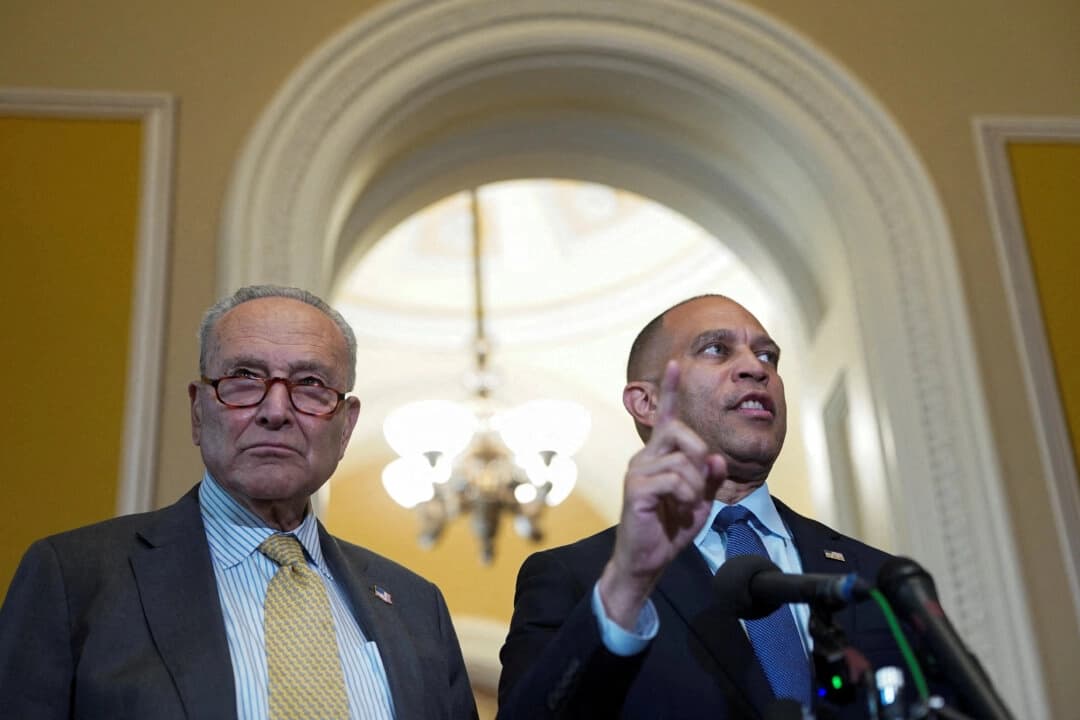 El líder de la minoría del Senado, Chuck Schumer (D-N.Y.) (izquierda), escucha mientras el líder de la minoría de la Cámara de Representantes, Hakeem Jeffries (D-N.Y.), habla durante una rueda de prensa en el Capitolio de Estados Unidos el 22 de julio de 2025. (Nathan Howard/Foto de archivo/Reuters)