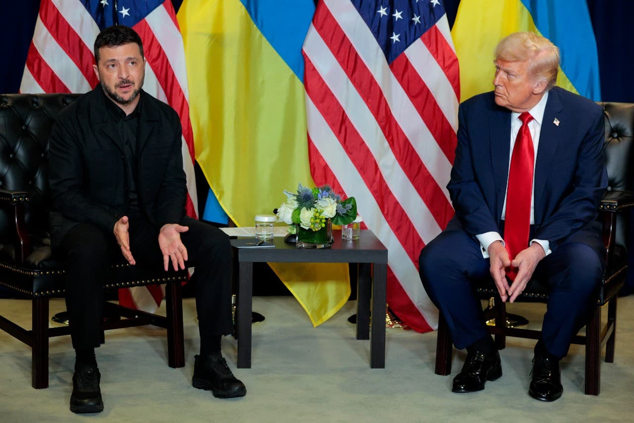 El presidente de Ucrania, Volodímir Zelenski (izquierda), habla durante una reunión bilateral con el presidente de Estados Unidos, Donald Trump, en la 80.ª sesión de la Asamblea General de las Naciones Unidas (AGNU) en la sede de las Naciones Unidas en la ciudad de Nueva York, el 23 de septiembre de 2025. (Chip Somodevilla/Getty Images)
