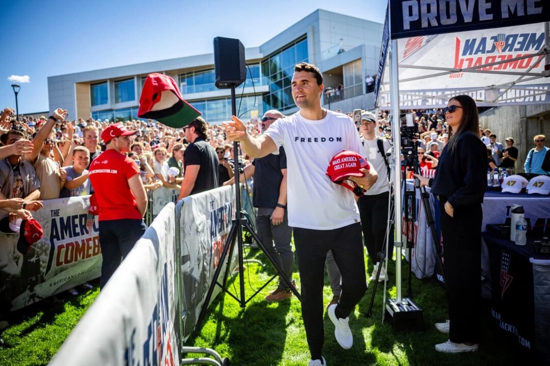 Charlie Kirk reparte gorras antes de dar una conferencia en la Universidad del Valle de Utah, en Orem, Utah, el 10 de septiembre de 2025. (Tess Crowley/The Deseret News vía AP)
