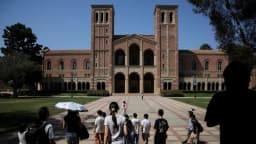 Juez ordena al gobierno de Trump descongelar USD 500 millones en subvenciones a la UCLA