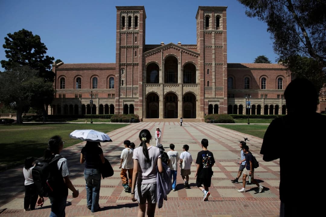 La gente camina por el campus de la Universidad de California en Los Ángeles (UCLA) en Los Ángeles el 11 de agosto de 2025. (Daniel Cole/Foto de archivo/Reuters)
