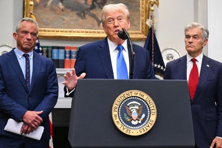 El presidente Donald Trump, acompañado por el secretario de Salud, Robert F. Kennedy Jr., y el administrador de Medicare y Medicaid, Dr. Mehmet Oz, en Washington, el 22 de septiembre de 2025. (Saul Loeb/AFP vía Getty Images)