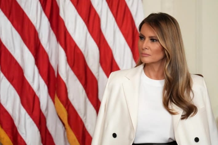 La primera dama Melania Trump asiste a un evento para la presentación de una estampilla del Servicio Postal de EE. UU. en honor a la exprimera dama Barbara Bush, el 8 de mayo de 2025, en la Sala Este de la Casa Blanca, Washington. (Jacquelyn Martin/AP)