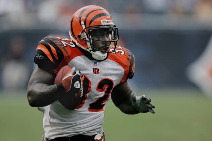 Rudi Johnson, número 32 de los Cincinnati Bengals, lleva el balón contra los Chicago Bears en el Soldier Field de Chicago, Illinois, el 25 de septiembre de 2005. Los Bengals derrotaron a los Bears 24-7. (Jonathan Daniel/Getty Images)