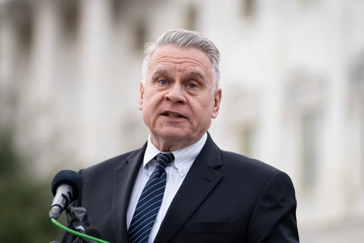 El representante Chris Smith (R-N.J.) habla durante una conferencia de prensa sobre Hong Kong en el House Triangle del Capitolio, en Washington, el 19 de noviembre de 2024. (Madalina Vasiliu/The Epoch Times)