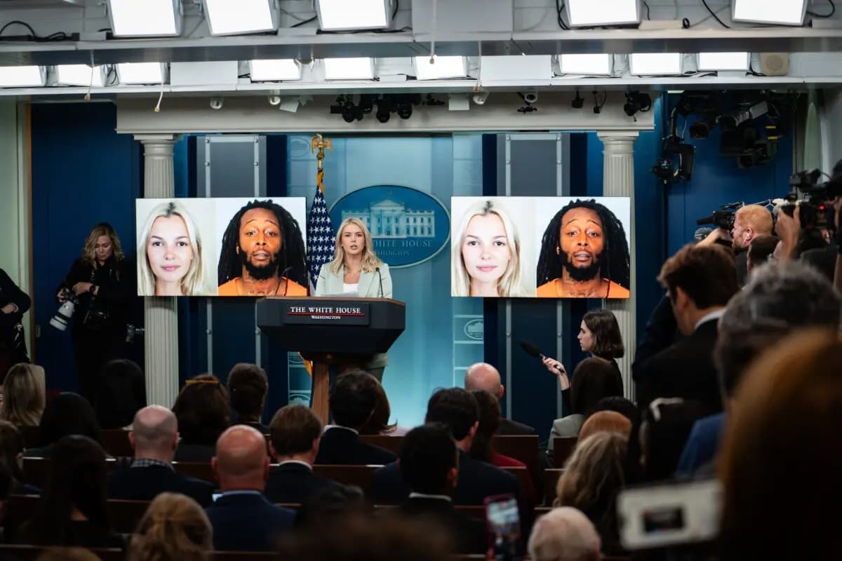 La secretaria de prensa de la Casa Blanca, Karoline Leavitt, habla sobre el asesinato de la refugiada ucraniana Iryna Zarutska durante una rueda de prensa en la sala Brady Press Briefing Room de la Casa Blanca el 9 de septiembre de 2025. (Madalina Kilroy/The Epoch Times)