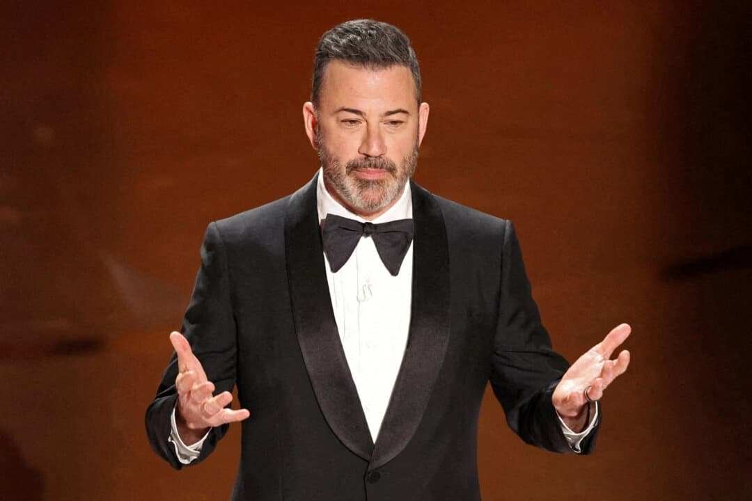 El presentador Jimmy Kimmel pronuncia su monólogo inaugural en la 96.ª edición de los Premios Óscar en Hollywood, Los Ángeles, California, el 10 de marzo de 2024. (Mike Blake/Reuters).