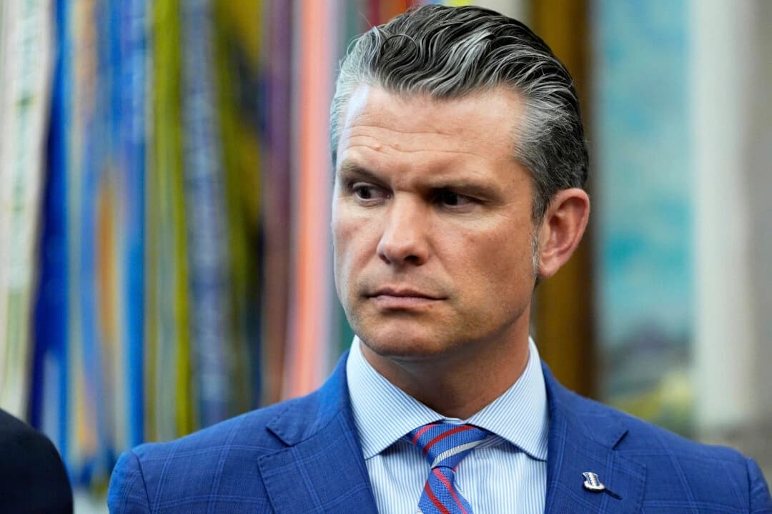 El secretario de Guerra, Pete Hegseth, escucha al presidente Donald Trump mientras habla en el Despacho Oval de la Casa Blanca, en Washington, el 15 de septiembre de 2025. (Alex Brandon/AP Photo)
