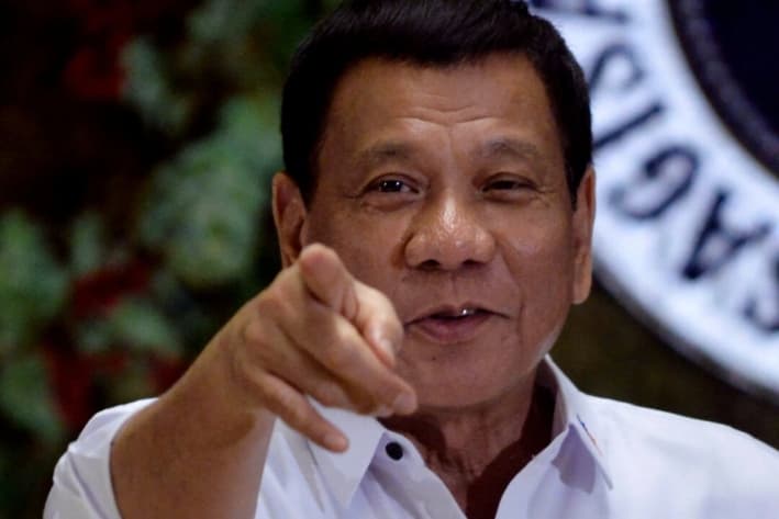 El presidente filipino, Rodrigo Duterte, señala a los fotógrafos durante una ceremonia de premiación para empleados gubernamentales destacados, en el Palacio de Malacañang en Manila, Filipinas, el 19 de diciembre de 2016. (Reuters/Ezra Acayan/Foto de archivo)