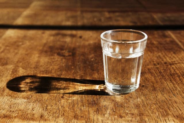 El riesgo oculto en el 90 por ciento del agua potable de Estados Unidos y cómo reducirlo