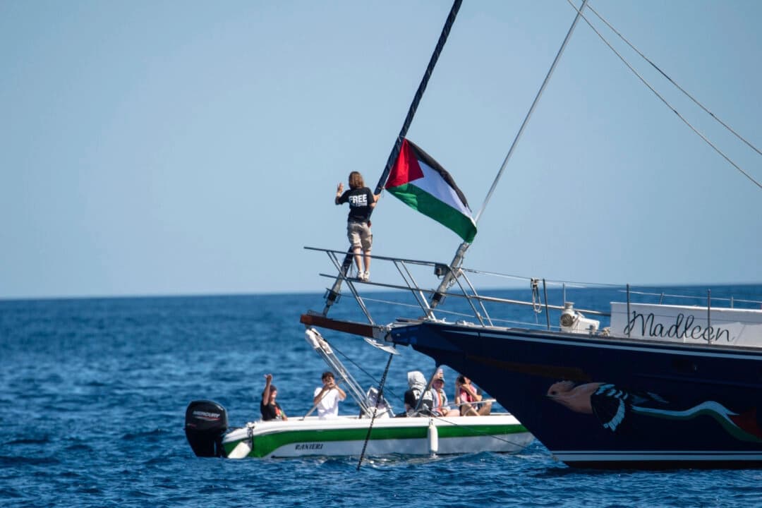 Greta Thunberg en el yate Madleen en el puerto de Catania, Italia, el 1 de junio de 2025. (Salvatore Cavalli /AP Photo)