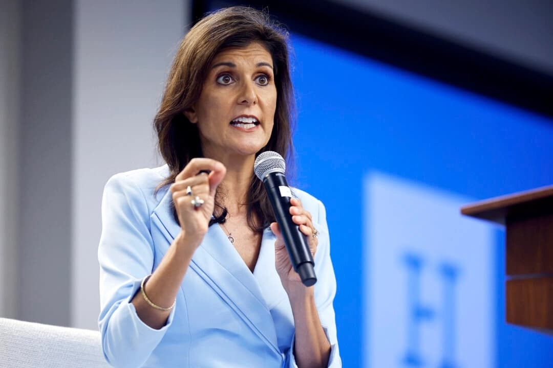 La exembajadora de Estados Unidos ante la ONU, Nikki Haley, anuncia que votará por el expresidente Donald Trump durante un evento en el Instituto Hudson en Washington el 22 de mayo de 2024. (Chip Somodevilla/Getty Images)
