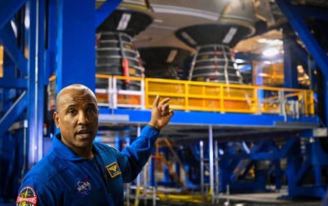 Artemis II podría lanzar misión de sobrevuelo lunar a principios de febrero de 2026, según la NASA