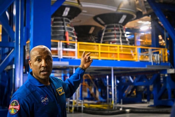 El astronauta de la NASA y piloto de Artemis II, Victor Glover, habla con la prensa durante un evento de Artemis Media en el Edificio de Ensamblaje de Vehículos del Centro Espacial Kennedy, en Florida, el 16 de diciembre de 2024. (Miguel J. Rodríguez Carrillo/AFP /AFP vía Getty Images)