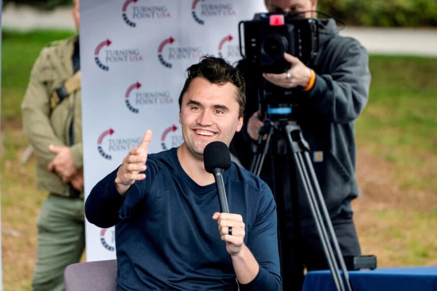 Charlie Kirk realiza un debate antes de su discurso programado en la Universidad de Washington en Seattle el 7 de mayo de 2024. David Ryder/Reuters