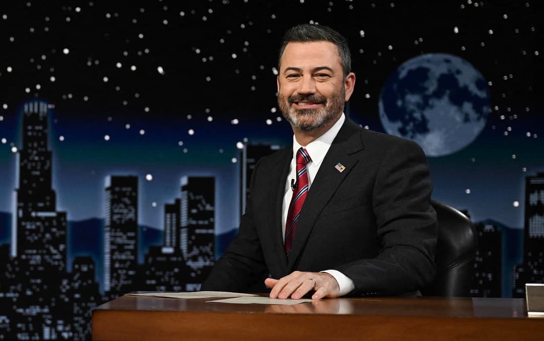El presidente de Estados Unidos, Joe Biden, se sienta junto al presentador Jimmy Kimmel en su primera aparición en persona en "Jimmy Kimmel Live!" el 8 de junio de 2022. (JIM WATSON/AFP vía Getty Images)
