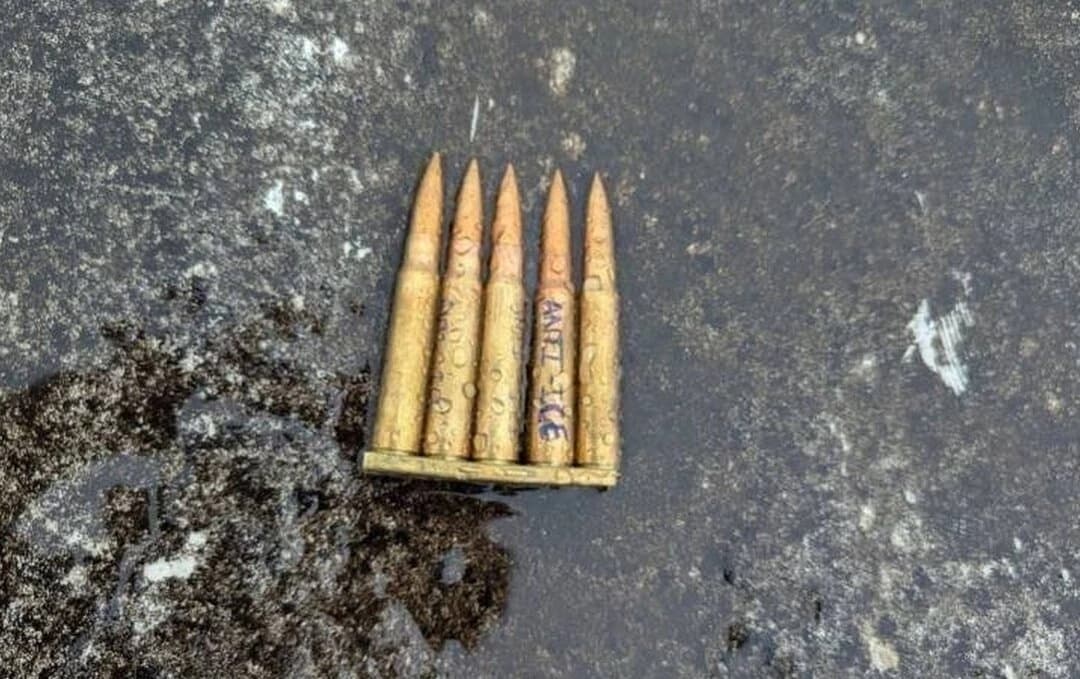 Una foto publicada por el director del FBI, Kash Patel, muestra lo que, según él, son balas recuperadas tras un tiroteo en un centro de inmigración de Texas, subida el 24 de septiembre de 2025. (Cuenta X del director del FBI, Kash Patel, a través de The Epoch Times)
