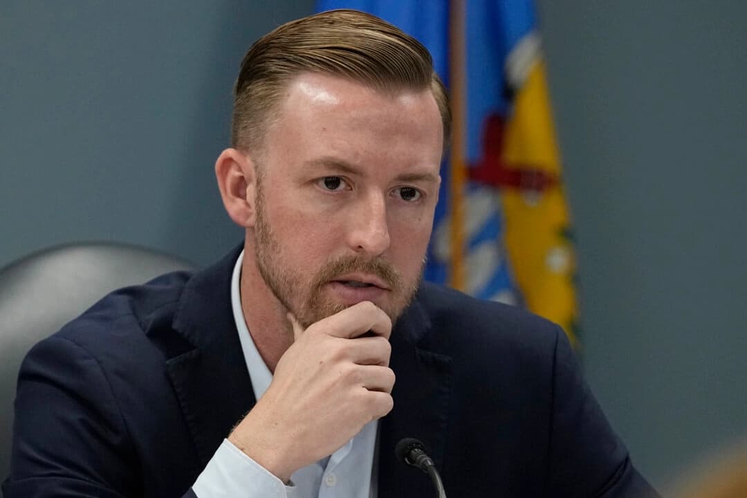 El superintendente de instrucción pública de Oklahoma, Ryan Walters, habla en una reunión de la Junta de Educación en la ciudad de Oklahoma, el 12 de abril de 2023. (Sue Ogrocki/Foto AP)