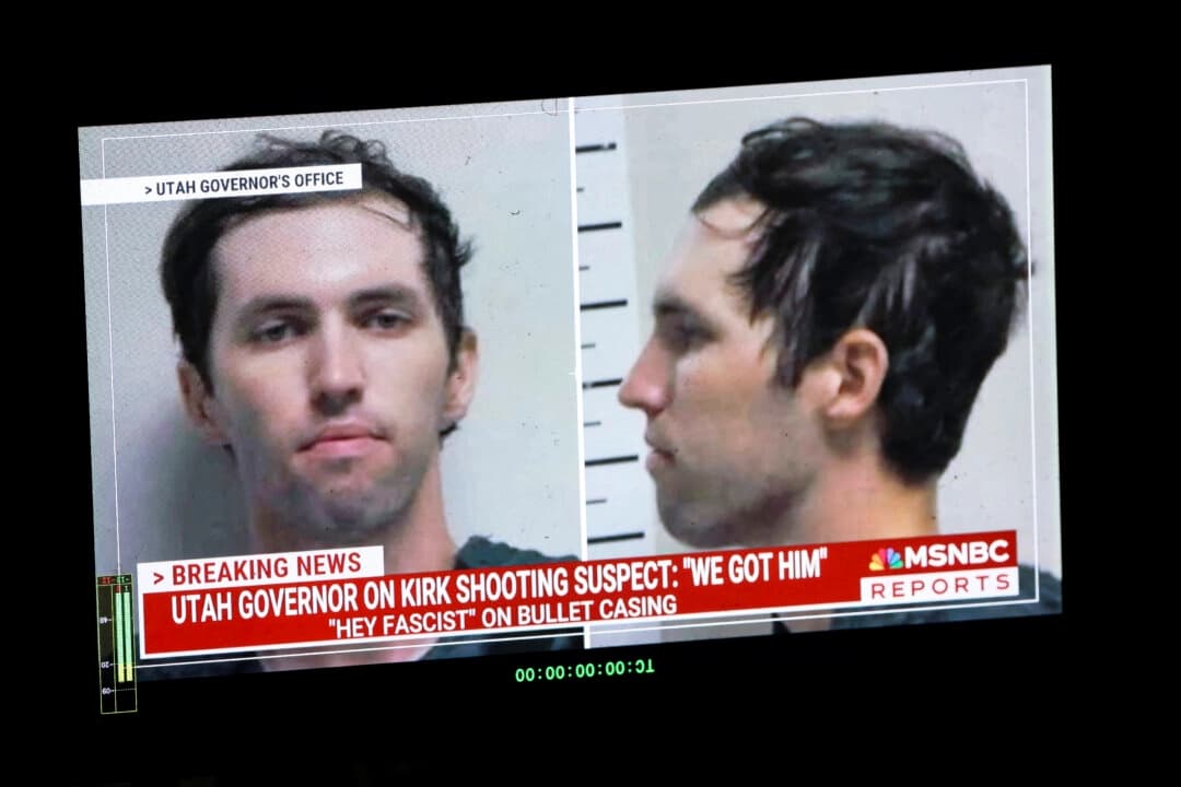 Un monitor de televisión muestra las fotos policiales de Tyler Robinson, sospechoso del asesinato de Charlie Kirk el 10 de septiembre, en Orem, Utah, el 12 de septiembre de 2025. (Patrick T. Fallon/AFP a través de Getty Images)
