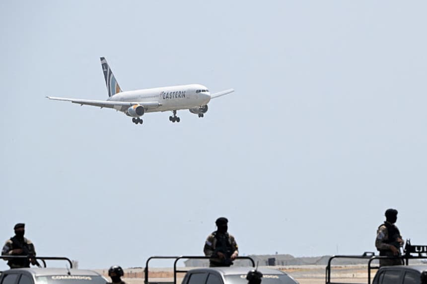 Un avión que transportaba a migrantes venezolanos repatriados desde Estados Unidos aterriza en el Aeropuerto Internacional Simón Bolívar de Maiquetía, Venezuela, el 18 de julio de 2025. (FEDERICO PARRA/AFP vía Getty Images)