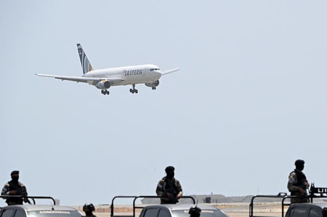 Un avión que transportaba a migrantes venezolanos repatriados desde Estados Unidos aterriza en el Aeropuerto Internacional Simón Bolívar de Maiquetía, Venezuela, el 18 de julio de 2025. (FEDERICO PARRA/AFP vía Getty Images)