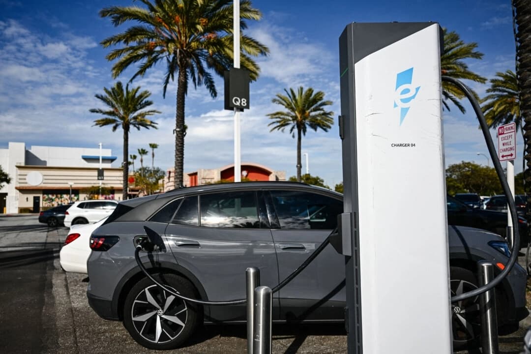 Un vehículo eléctrico Volkswagen ID.4 se carga en el estacionamiento de un centro comercial en Torrance, California. (Patrick T. Fallon / AFP vía Getty Images)
