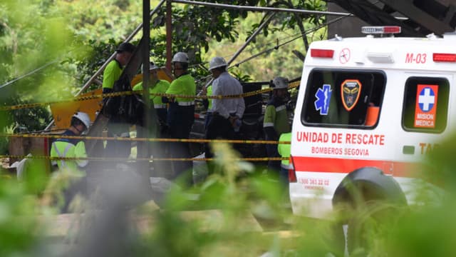 Una foto de archivo de policías en Segovia, departamento de Antioquia, Colombia, el 24 de septiembre de 2025. (JAIME SALDARRIAGA/AFP vía Getty Images)