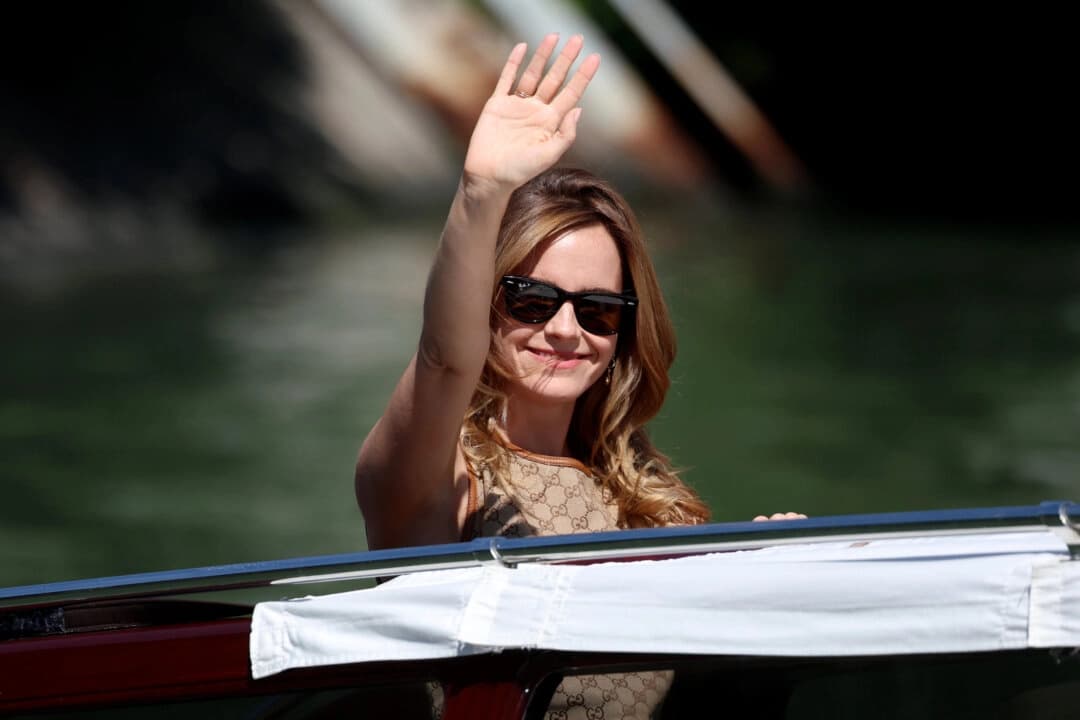 Emma Watson sale del Hotel Excelsior durante el 82.º Festival Internacional de Cine de Venecia, celebrado en Venecia, Italia el 6 de septiembre de 2025. (Pascal Le Segretain/Getty Images).