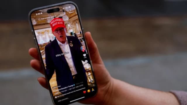 Una mujer posa con su smartphone mostrando la página de TikTok @realdonaldtrump, en Washington, el 19 de enero de 2025. (Shannon Stapleton/Reuters)
