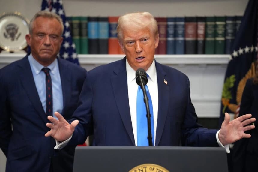 El presidente Donald Trump responde a preguntas tras hacer un anuncio sobre «importantes hallazgos médicos y científicos para los niños estadounidenses» en la Sala Roosevelt de la Casa Blanca, en Washington, el 22 de septiembre de 2025. Andrew Harnik/Getty Images
