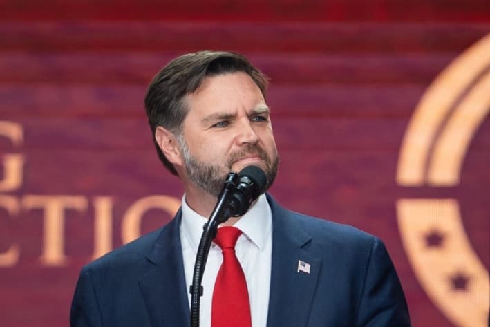 El vicepresidente JD Vance habla en el homenaje a Charlie Kirk en el estadio State Farm de Glendale, Arizona, el 21 de septiembre de 2025. (Madalina Kilroy/The Epoch Times)