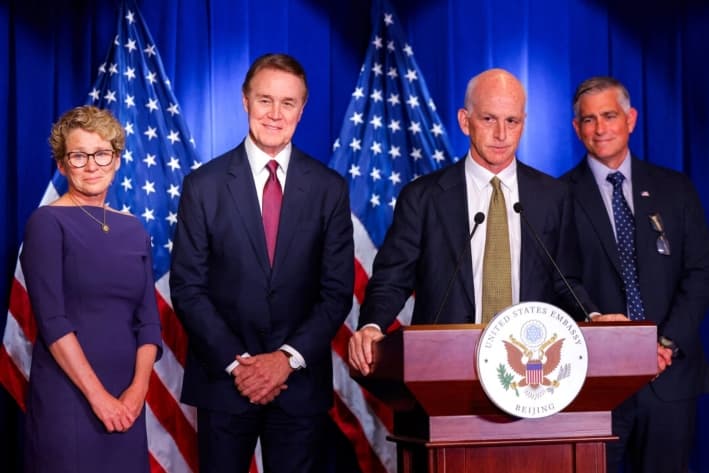 El representante Adam Smith (D-Wash.) observa durante una conferencia de prensa junto con una delegación conjunta de los representantes Chrissy Houlahan (D-Pa.), Michael Baumgartner (R-Wash.), Ro Khanna (D-Calif.) (no aparece en la foto) y el embajador de Estados Unidos en China, David Perdue, en la Embajada de Estados Unidos en Beijing, el 23 de septiembre de 2025. (Maxim Shemetov/Reuters)