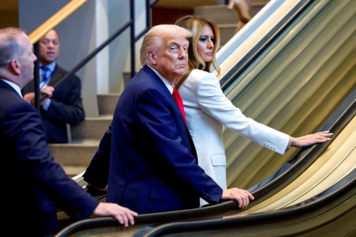 El presidente Donald Trump y la primera dama Melania Trump suben por una escalera mecánica a su llegada para asistir a la 80.ª Asamblea General de las Naciones Unidas, en la ciudad de Nueva York, Nueva York, el 23 de septiembre de 2025. (Kylie Cooper/Reuters)