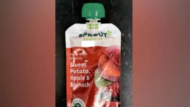 Imagen del producto alimenticio para bebés retirado del mercado "Sweet Potato Apple and Spinach" (batata, manzana y espinacas) de Sprout Organics. (Cortesía de la FDA)
