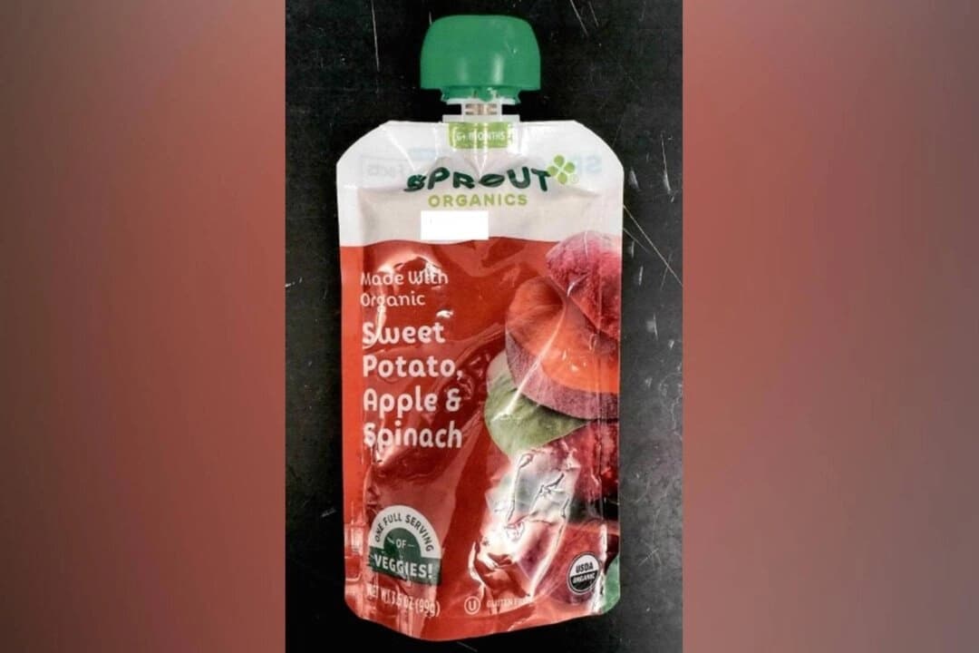 Imagen del producto alimenticio para bebés retirado del mercado "Sweet Potato Apple and Spinach" (batata, manzana y espinacas) de Sprout Organics. (Cortesía de la FDA)