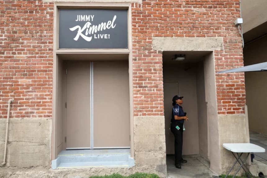 Un guardia de seguridad permanece frente al teatro donde se grabó “Jimmy Kimmel Live!” para su emisión, un día después de que Disney anunciara que el programa volvería a la programación de su cadena ABC tras la suspensión temporal de Kimmel por sus comentarios sobre Charlie Kirk, en Los Ángeles, California, el 23 de septiembre de 2025. (Aude Guerrucci/Reuters)