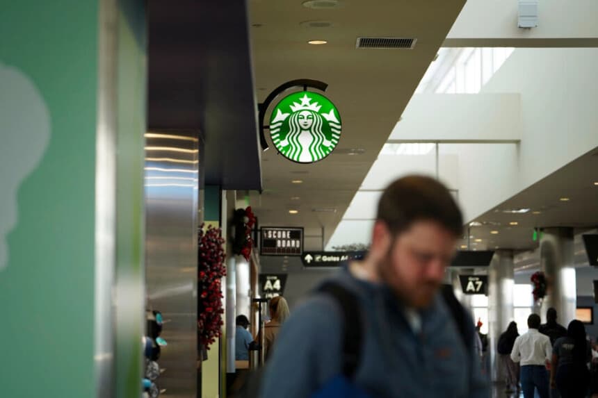Una persona pasa junto al letrero de Starbucks Coffee en el Aeropuerto Internacional Shuttlesworth de Birmingham, Alabama, el 7 de diciembre de 2023. Madalina Vasiliu/The Epoch Times