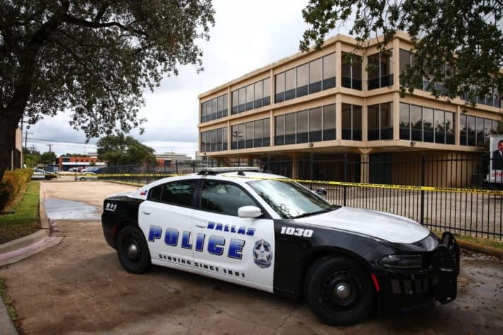 Un vehículo del Departamento de Policía de Dallas se encuentra cerca de la escena de un tiroteo cerca de un centro de detención del Servicio de Inmigración y Control de Aduanas (ICE) de Estados Unidos, en Dallas, Texas, el 24 de septiembre de 2025.   (Aric Becker/AFP)