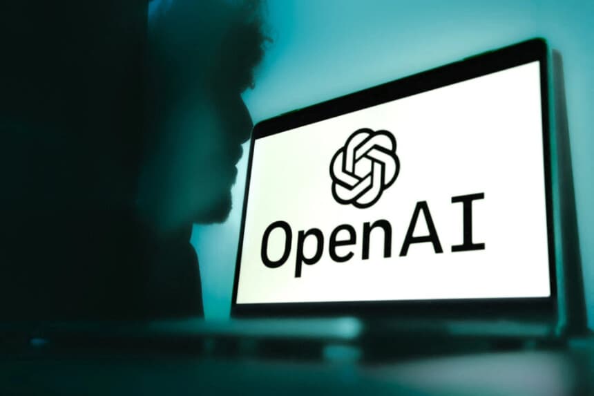 Un portátil con el logotipo de Open AI sobre un fondo azul degradado con la sombra de un hombre al fondo en Grenoble, Francia, el 12 de febrero de 2025. Anouk Anglade/Hans Lucas/AFP a través de Getty Images