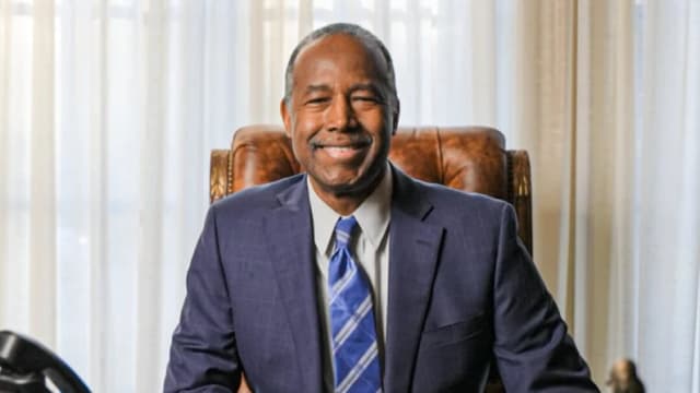 El Dr. Ben Carson, exsecretario de Vivienda y Desarrollo Urbano de los Estados Unidos, en Virginia, el 7 de diciembre de 2021. (York Du/The Epoch Times).