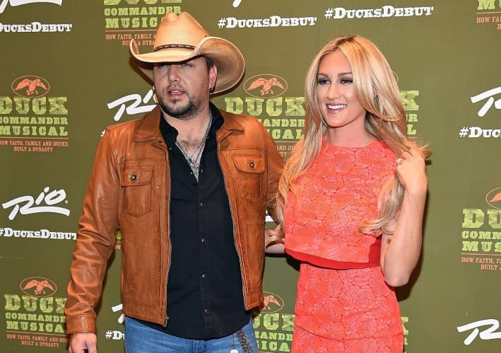 El artista Jason Aldean (izq.) y su esposa, Brittany Kerr, asisten al estreno de "Duck Commander Musical" en el Crown Theater del Rio Hotel & Casino en Las Vegas, Nevada, el 15 de abril de 2015. (Ethan Miller/Getty Images)