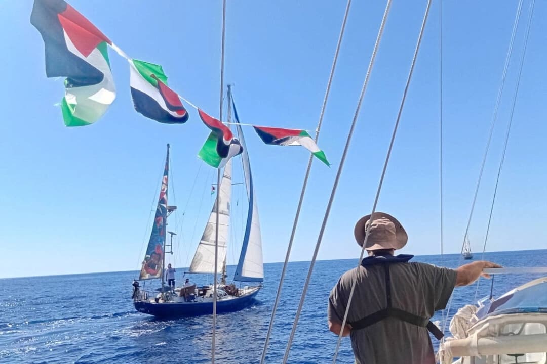 Imagen de archivo del barco Ahed Tamimi navegando en aguas cercanas a la isla de Creta, que se unirá a la Flotilla Global Sumud, tomada desde el barco Vangelis Pissias, el 25 de septiembre de 2025. (Marcha hacia Gaza Grecia/Imagen de archivo vía Reuters)
