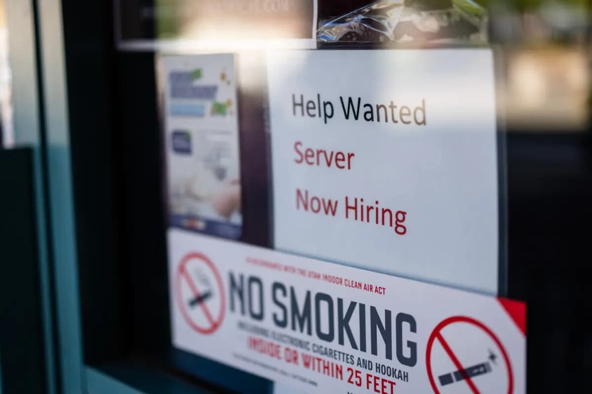 Un cartel con el mensaje "Se busca personal, mesero, contratamos ahora" en un restaurante de St. George, Utah, el 15 de septiembre de 2025. (Madalina Kilroy/The Epoch Times)