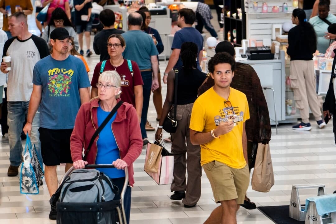 La gente compra en el centro comercial Mall of America, en Bloomington, Minnesota, el 29 de agosto de 2025. (Madalina Kilroy/The Epoch Times)
