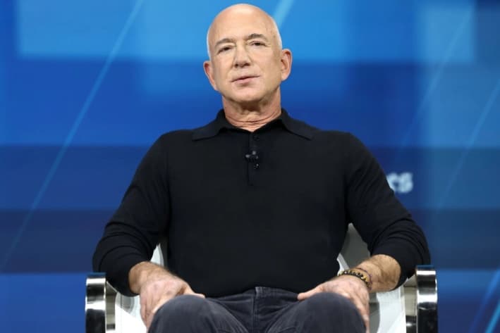 Jeff Bezos, fundador y presidente ejecutivo de Amazon y propietario de The Washington Post, habla durante la cumbre anual DealBook del New York Times en el Jazz at Lincoln Center de la ciudad de Nueva York, el 4 de diciembre de 2024. (Michael M. Santiago/Getty Images)