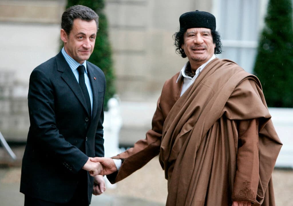 El presidente Nicolas Sarkozy (izquierda) saluda al líder libio, coronel Muamar Gadafi, a su llegada al Palacio del Elíseo, en París, el 10 de diciembre de 2007. (Foto AP/Francois Mori, archivo)